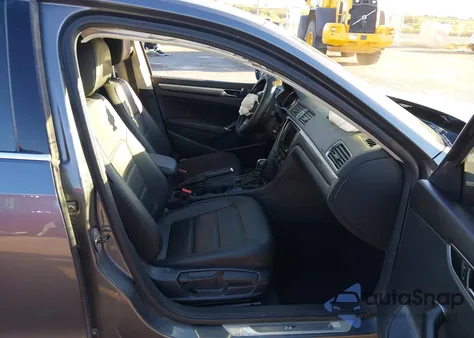 2017 Volkswagen Passat 1.8T R-Line z USA, uszkodzony, nr VIN 1VWDT7A33HC070769